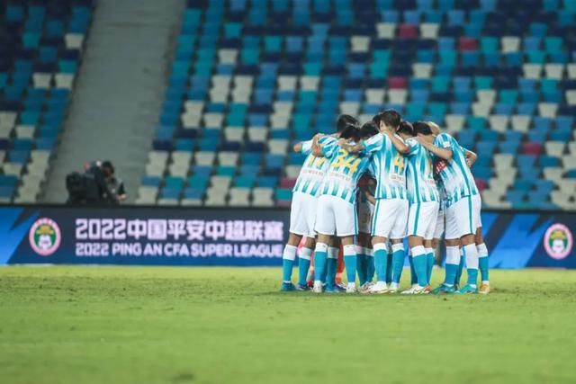 其他人此时也满脸惊骇，基本上已经在心中确定，这唐四海一定是彻底投靠了万龙殿，否则怎会有这么大的胆子，直接把叶天晓这个叶家旁系成员的腿给打断。